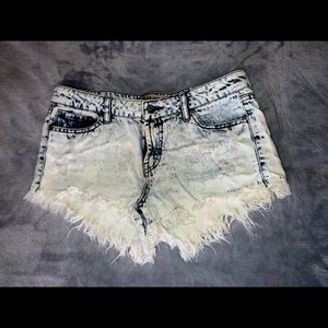 Denim washed distressed shorts